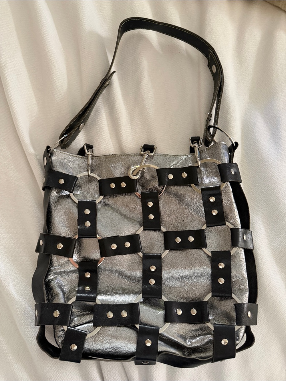 Trendy boutique Silver and Black Woven Ring Shoulder Bag